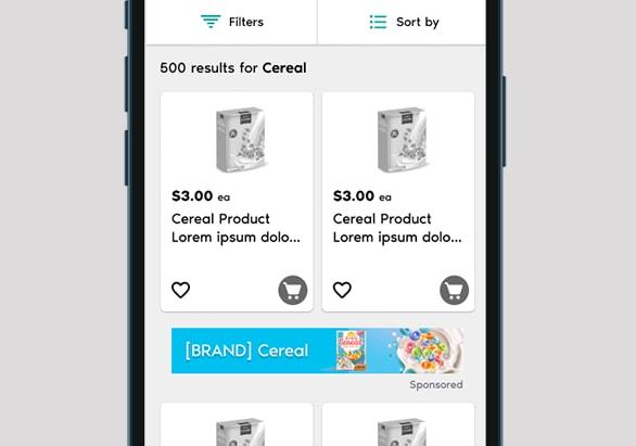 Un écran de téléphone intelligent affiche les résultats de magasinage en ligne pour des céréales. 